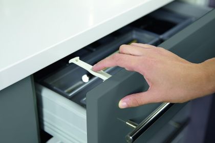 Safety1st Устройство за заключване на чекмедже или вратички на шкафове