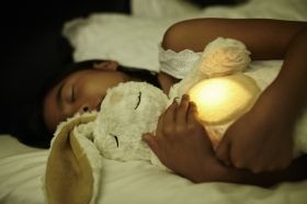 Плюшено зайче с туптящо и светещо сърце Cloud-b Glow Cuddle Bunny